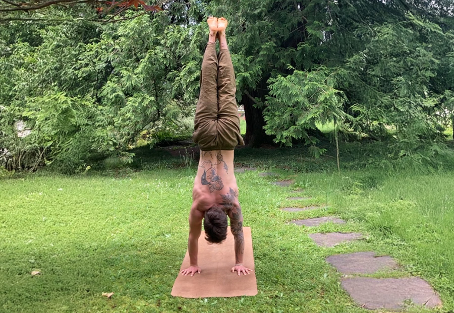 Tom macht einen Handstand